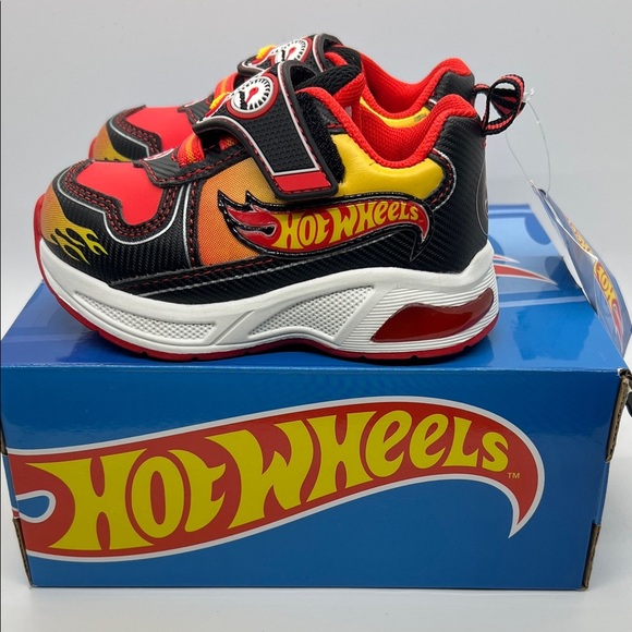 🔥 Hot Wheels Toddler Sneakers – Size 6 – Black/Red/Yellow with Flames 🔥 - Picture 5 of 9